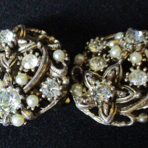 Vtg Star Signed Rhinestones, Faux Pearls & Gold Tone Starburst Clip On Earrings